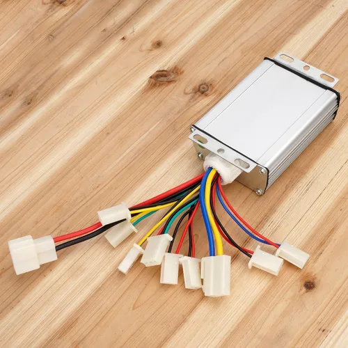 Vista 4 de Controlador 36V1000W para motor cepillado con terminal de conector de batería blanco