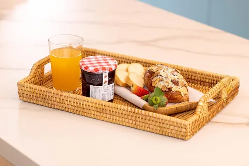 Vista 4 de YANGQIHOME Bandeja de ratán tejida a mano de 14.6 pulgadas con asas, bandeja rectangular de mimbre para mesa de café, desayuno, bebidas, frutas L